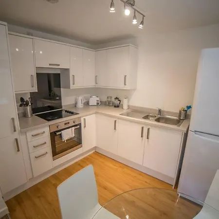 Centrally Located Close To Cabot Circus דירה