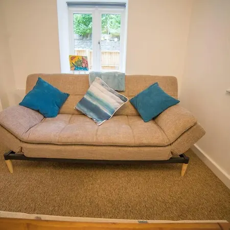 Centrally Located Close To Cabot Circus דירה