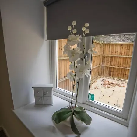 Centrally Located Close To Cabot Circus דירה