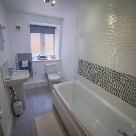 Centrally Located Close To Cabot Circus דירה